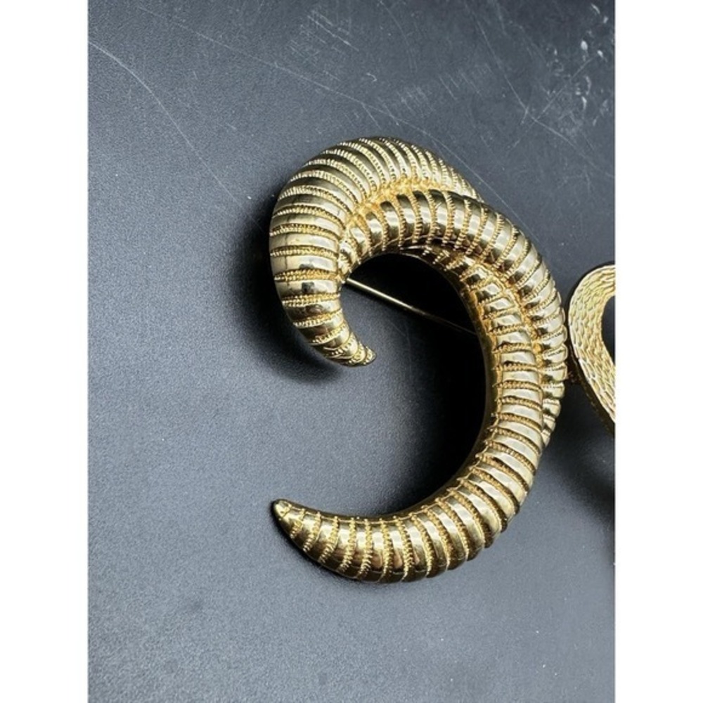 Vintage Set Gold-tone Monet Ribbed Crescent‎ Modernist Heart Large Brooch Pins - Picture 2 of 8